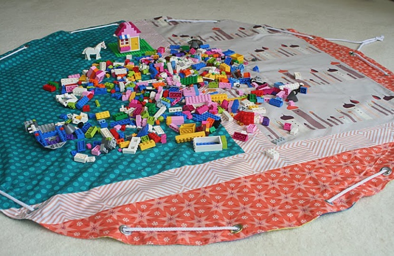 DIY Lego Storage Bag-Playmat (via freshlypieced)