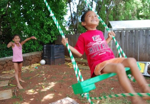 colorful backyard swing (via kidsomania)