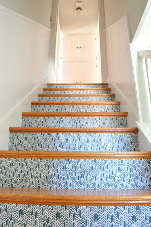 Cool DIY Stairwell Makeover With Fabric