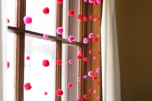 DIY Valentine Pom Pom Window Garland (via noodle-head)