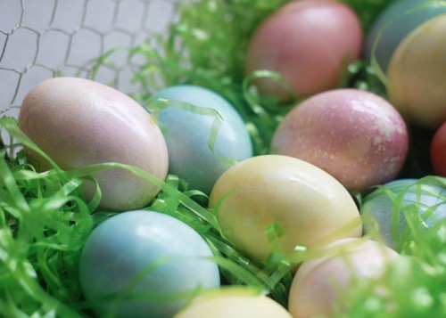 vegetable-dyed eggs (via kitchentreaty)