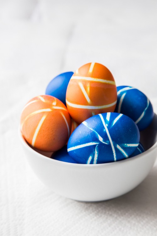 bright Easter eggs  (via shelterness)