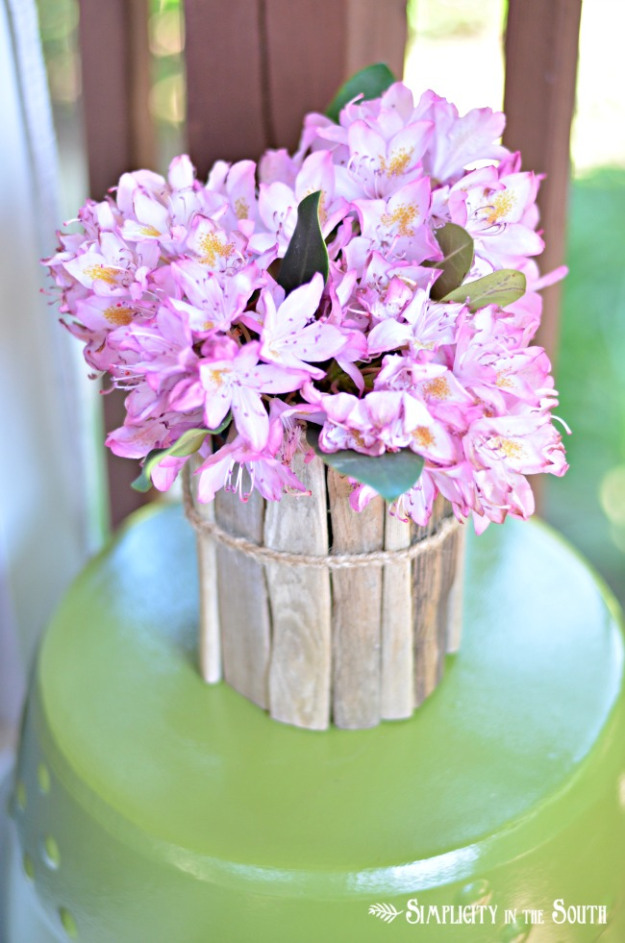rustic driftwood vase (via simplicityinthesouth)