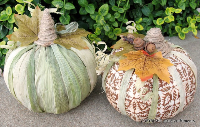 cornhusk and fabric pumpkins (via craftiments)