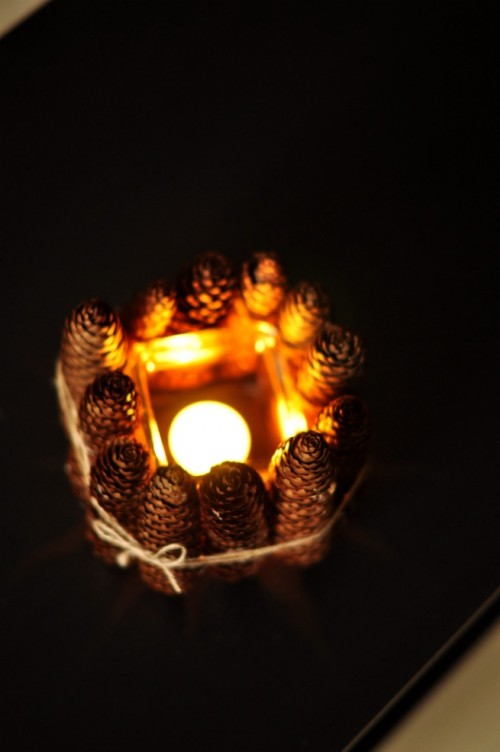 pine cone candle holder (via shelterness)