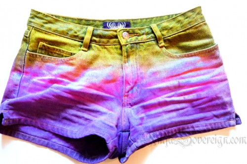 dip dye denim shorts (via fashionotes)