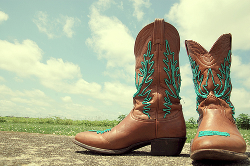 beaded cowboy boots (via starsforstreetlights)