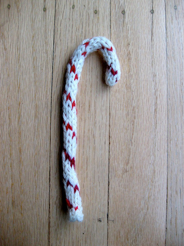 knit candy cane (via justcraftyenough)