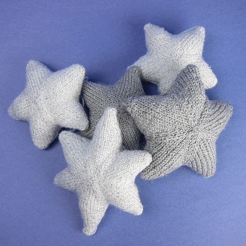 knit star ornaments (via justcraftyenough)