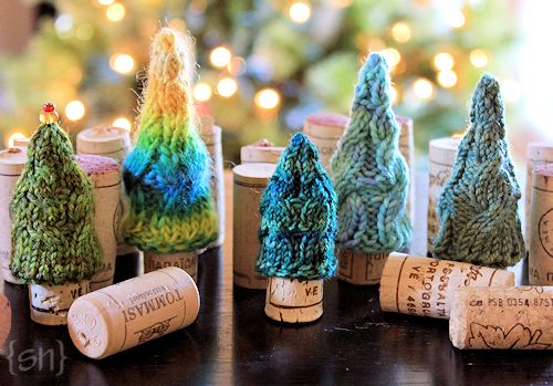 tiny knit fir trees (via simplynotable)