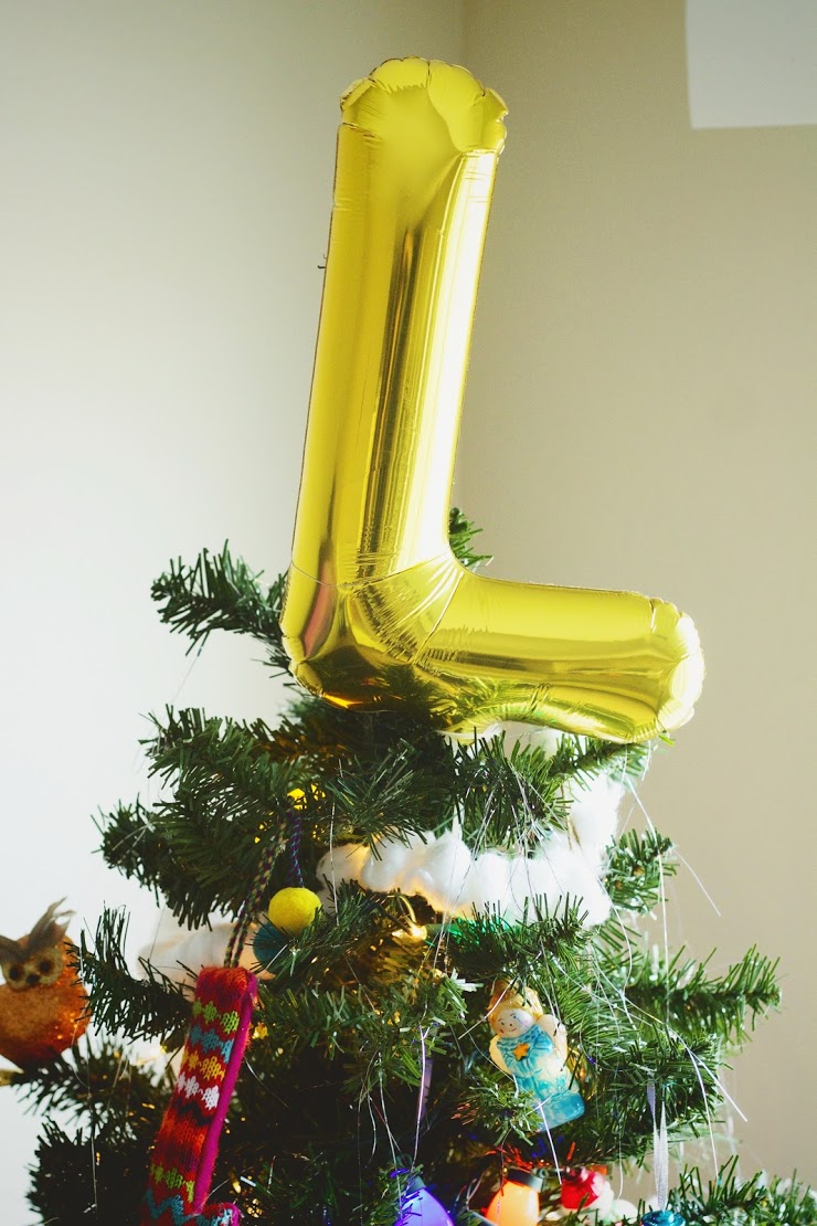 balloon tree topper (via everythingemilyblog)
