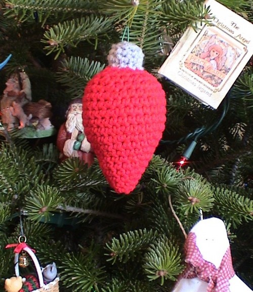 Crochet Christmas Light Bulb Ornament (via crochetcafepatterns)