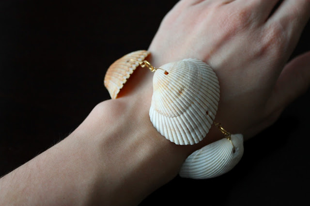 ombre sea shell bracelet (via 2girlsin2cities)