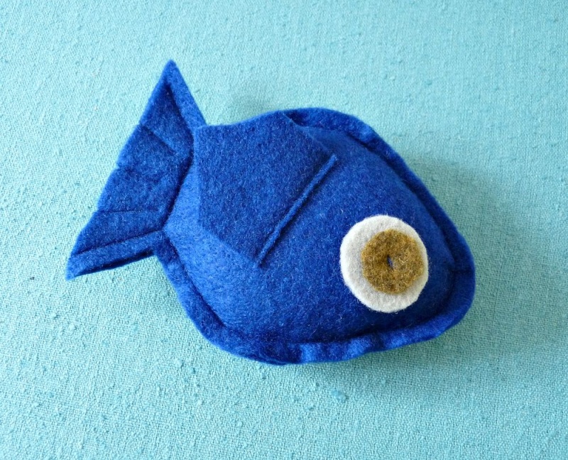 Picture Of cute diy fish shaped cat toy with catnip  2
