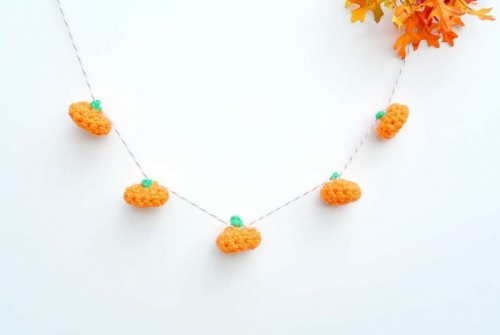 Cute DIY Little Crochet Pumpkin Garland