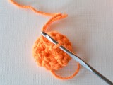 cute-diy-little-crochet-pumpkin-garland-5