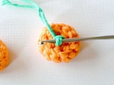 cute-diy-little-crochet-pumpkin-garland-6