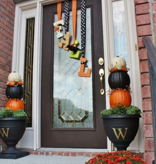 If you don't like traditional fall door wreaths, here is an interesting alternative for you. Cut "FALL" letters from thin plywood, paint them in bright colors and hang on the door with colroful ribbons.