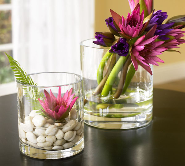 large glasses with pebbles, greenery and bright blooms can become chic decorations or centerpieces for the fall