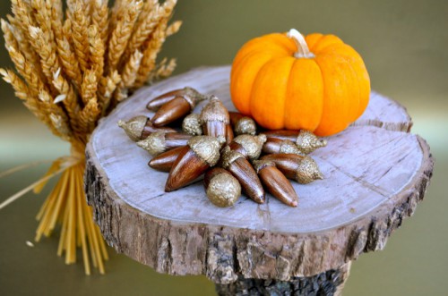 holiday gold acorns (via makelifelovely)