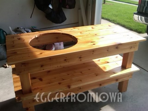 cedar big green egg table (via eggheadforum)