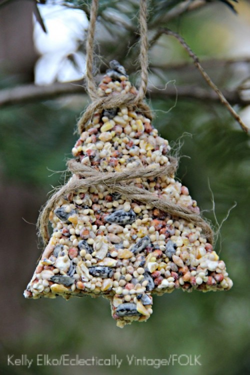 Christmas tree birdseed ornaments (via folklifestyle)