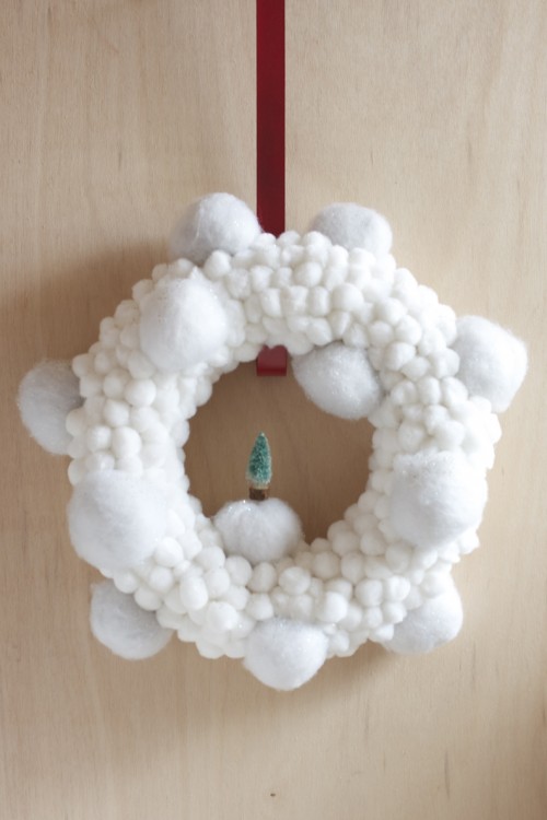 Christmas snowball wreath (via shelterness)