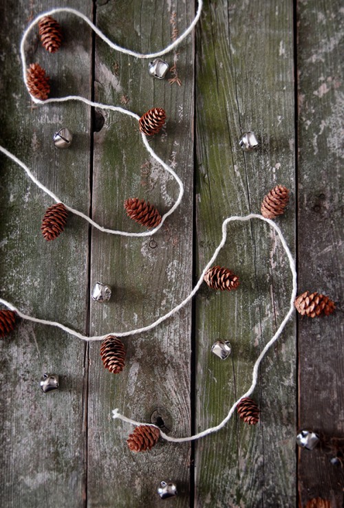 mini pine cone garland (via eatknitanddiy)