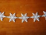 easy snowflake Christmas garland