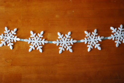 easy snowflake Christmas garland (via shelterness)