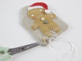 diy-christmas-gingerbread-man-gift-tag-8