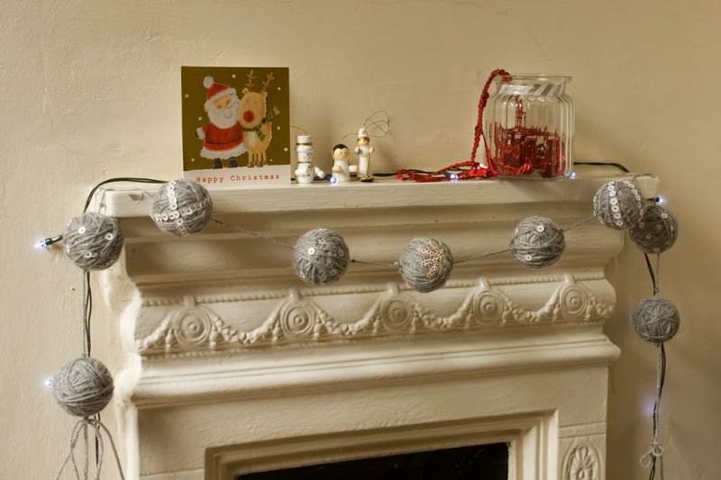 Picture Of diy christmas sequin and yarn garland  6