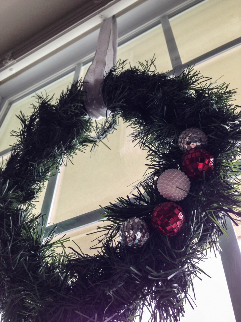 window Christmas wreath (via denniehouse)
