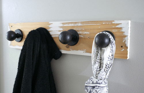 grippy door knob hooks (via fiftytwoweekendsofdiy)