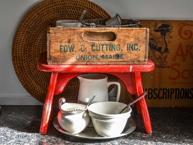 red bench and crate coffee station (via funkyjunkinteriors)