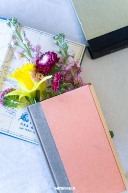 floral book arrangement (via confettisunshine)