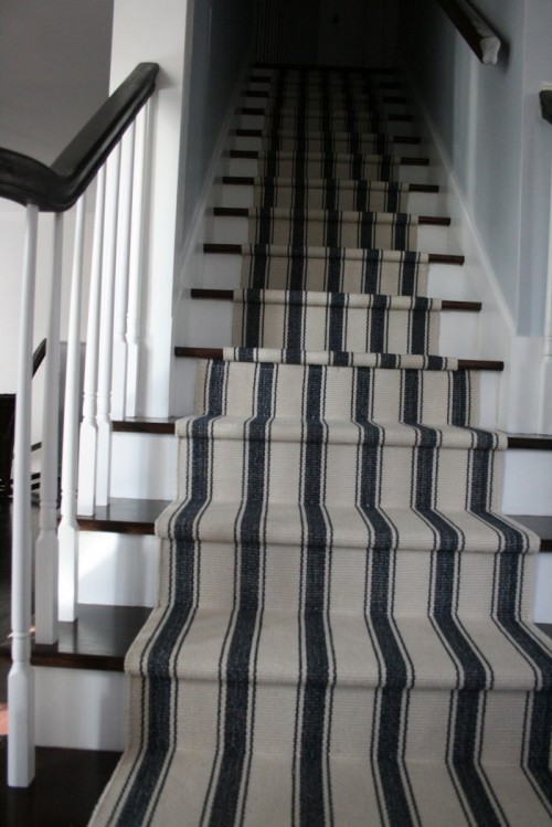 rug stairs runner (via realhomelove)