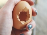 diy-easter-egg-ornament-with-a-nest-inside-4