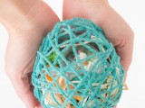 diy-easter-surprise-egg-from-colorful-yarn-3
