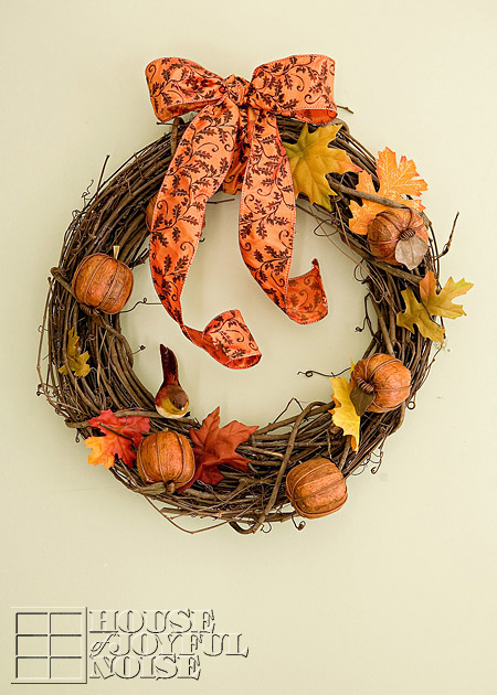 faux pumpkin wreath (via houseofjoyfulnoise)