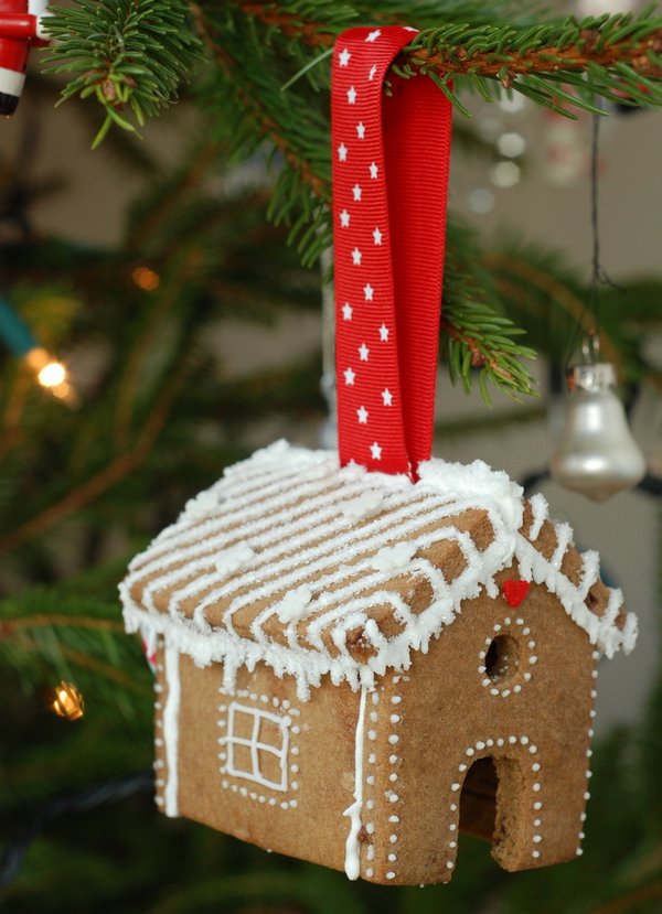 gingerbread house ornaments (via craftstorming)