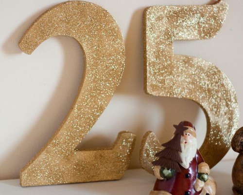 16 DIY Glitter Decorations For Christmas And New Year
