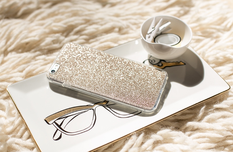 Picture Of diy glitter gold phone case in 5 minutes  1