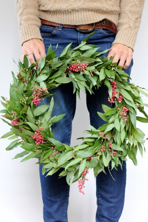 simple holly wreath (via aliceandlois)