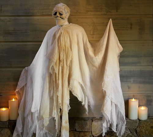 outdoor Halloween mummy (via craftsunleashed)