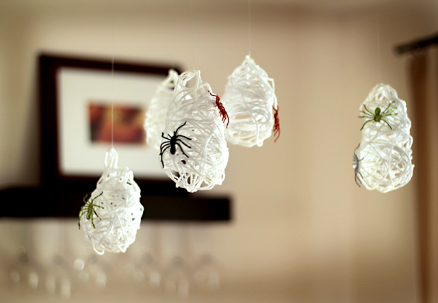 Diy Hanging Spider Sacks That Can Become Cool Part Of Halloween Decor