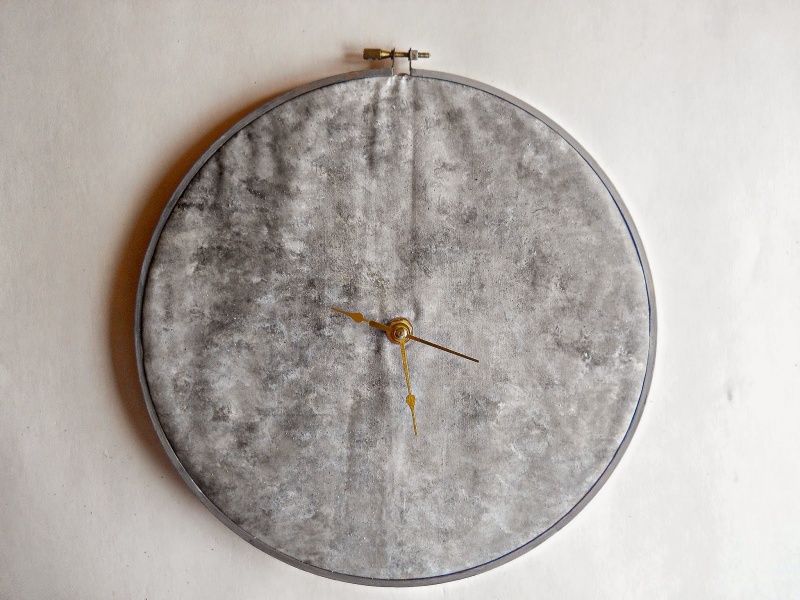 moon clock of a hoop (via runningwithagluegun)