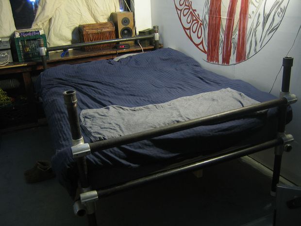 industrial pipe bed (via instructables)