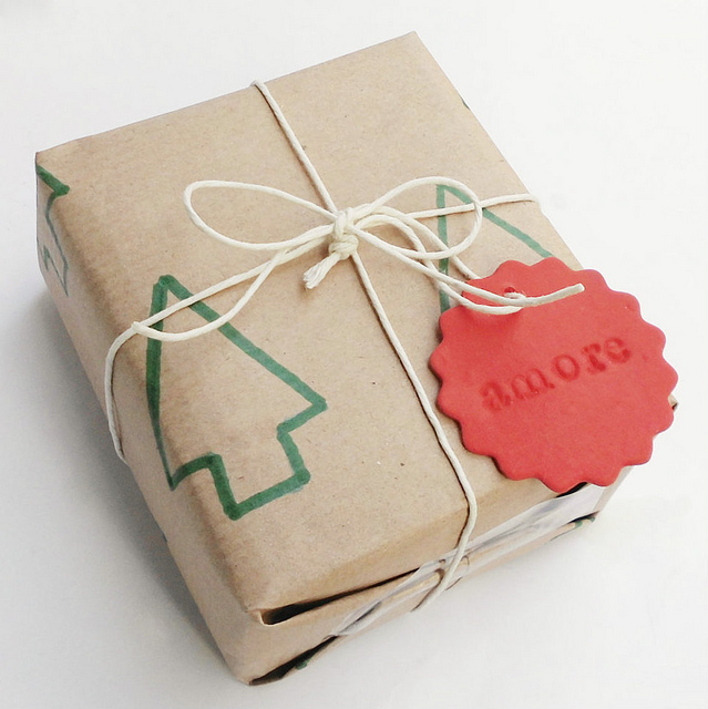 simple drawn gift wrap (via leideedellavale)