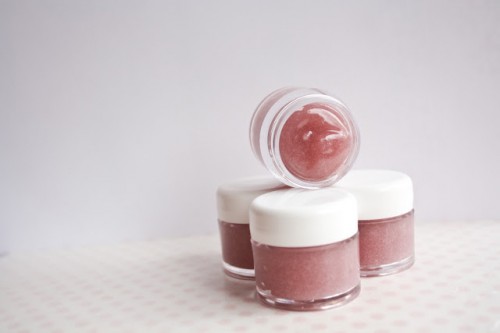 DIY glitter lip balm (via blog)
